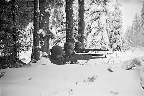 1944 年,身处许特根森林的美军士兵。