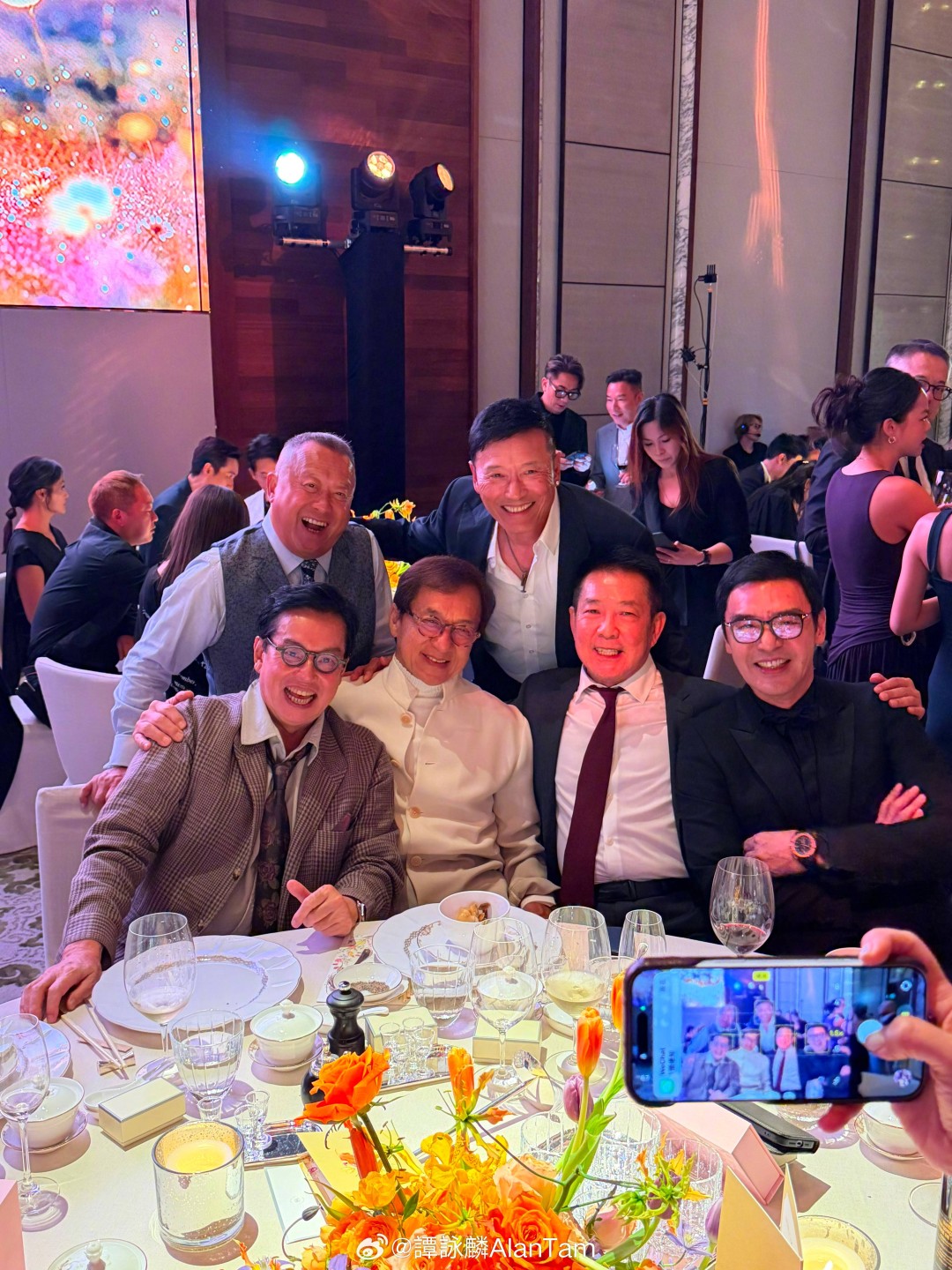 久违的铁三角！洪金宝、成龙、元彪最新合照曝光
