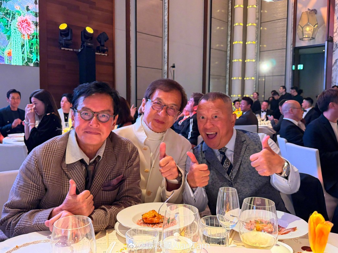 久违的铁三角！洪金宝、成龙、元彪最新合照曝光