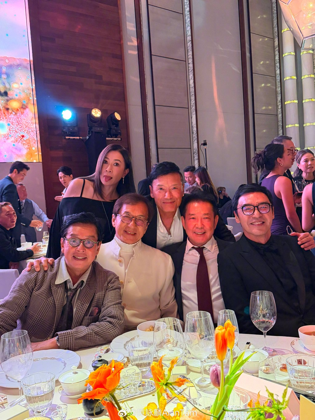久违的铁三角！洪金宝、成龙、元彪最新合照曝光
