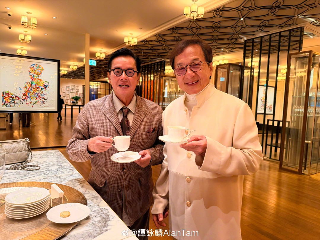 久违的铁三角！洪金宝、成龙、元彪最新合照曝光