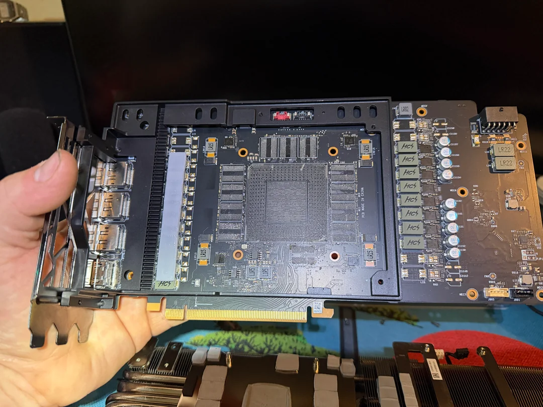 花1000多买RTX4080想捡漏:拆开发现就一块空板!