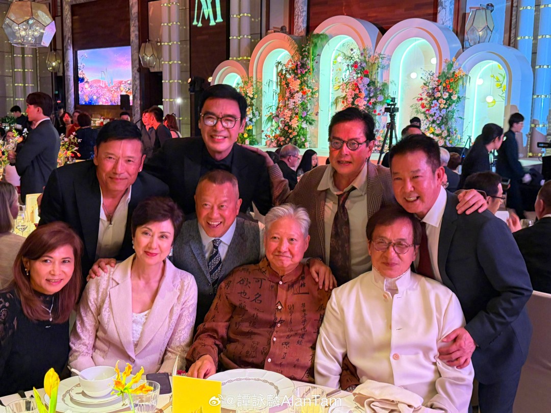 久违的铁三角！洪金宝、成龙、元彪最新合照曝光
