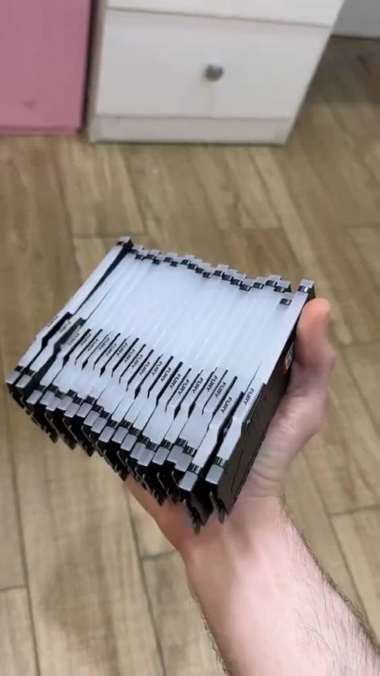 18岁小伙重金怒囤20根DDR5内存 押注15年后翻5倍