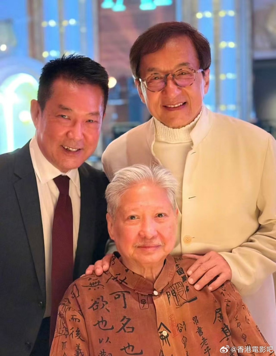 久违的铁三角！洪金宝、成龙、元彪最新合照曝光