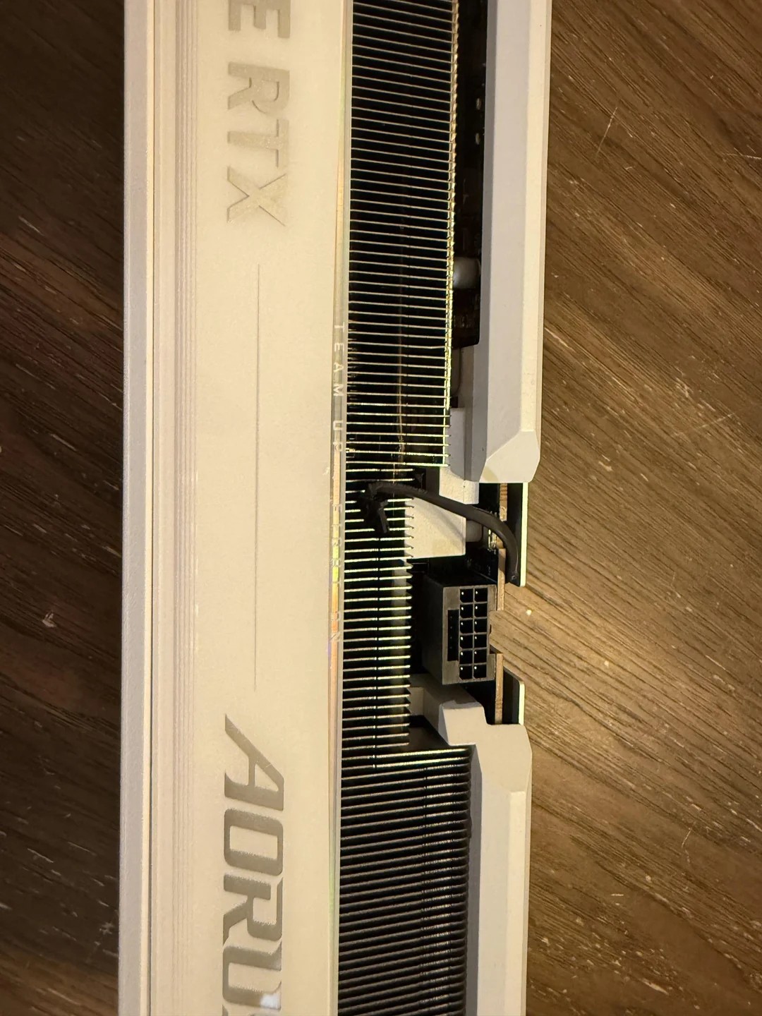 天上只会掉陷阱!网友半价买RTX 5090翻车:芯片被拆只剩空壳