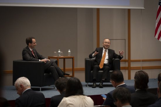 10月4日,孙正义与Michael Kratsios在京都。