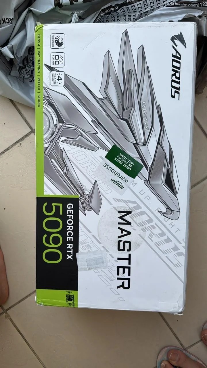 天上只会掉陷阱!网友半价买RTX 5090翻车:芯片被拆只剩空壳