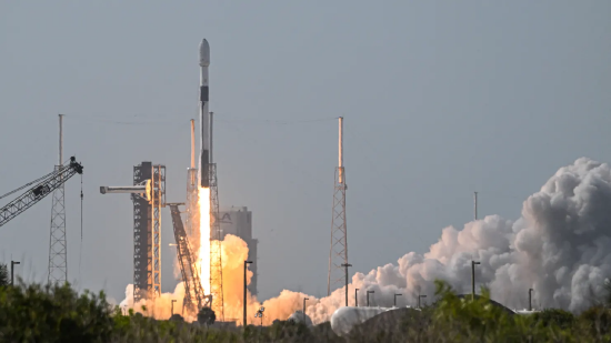 2026 年 7 月 21 日，佛罗里达州卡纳维拉尔角太空军基地 40 号发射工位，SpaceX 猎鹰 9 号火箭发射，运载诺斯罗普・格鲁曼公司的任务机器人飞行器（MRV）与任务拓展舱（MEP）。