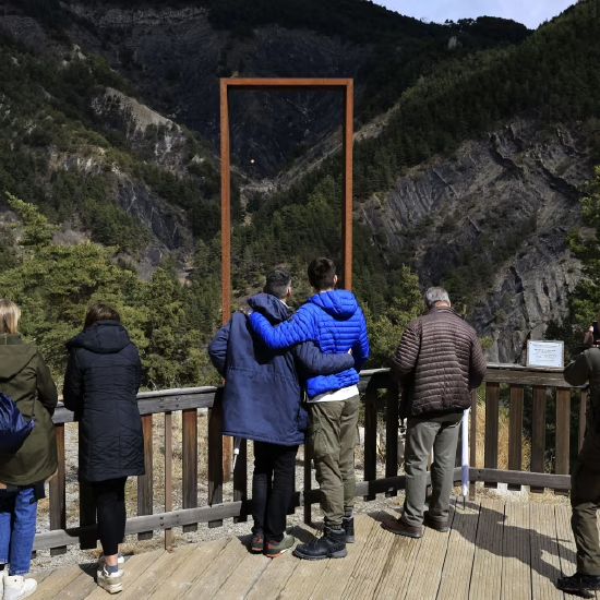 2015 年德国之翼空难遇难者家属去年在法国阿尔卑斯山事故现场举行悼念活动。