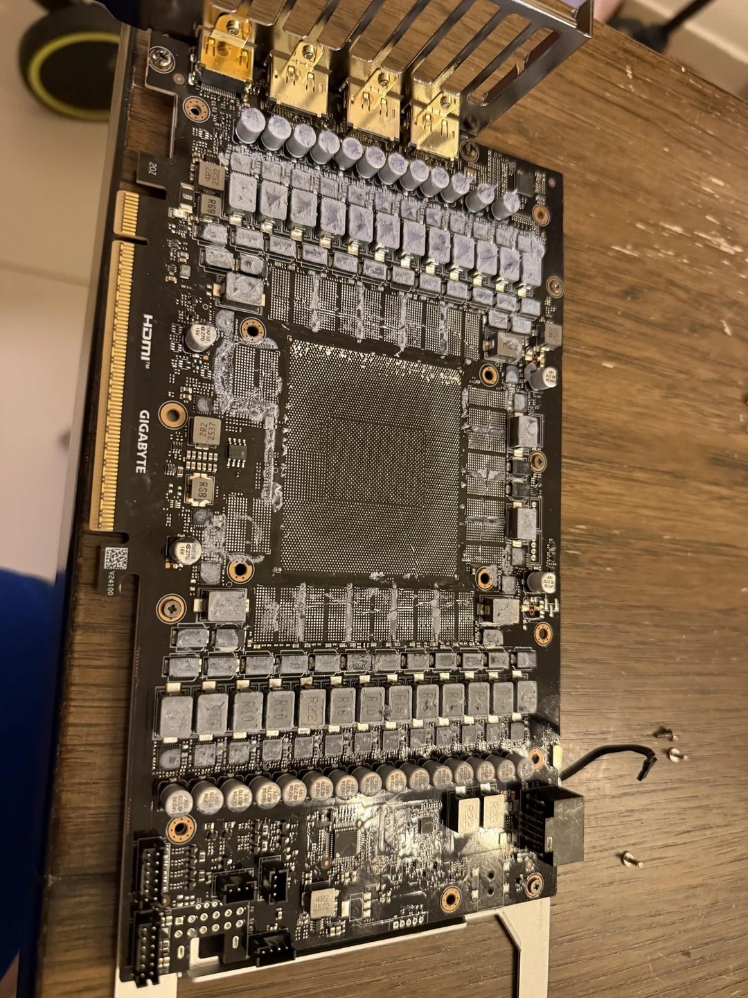 天上只会掉陷阱!网友半价买RTX 5090翻车:芯片被拆只剩空壳