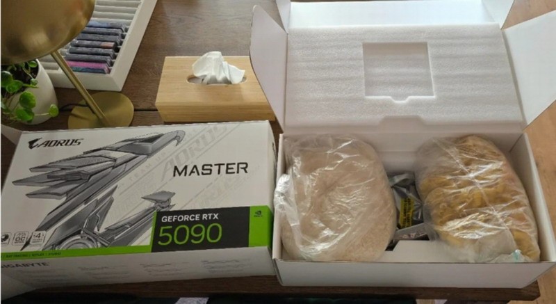 网友攒钱买RTX5090遇掉包骗局：开箱拆出粮食礼包